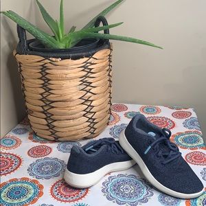 Like new women’s size 7 “Mizzle” Allbirds.